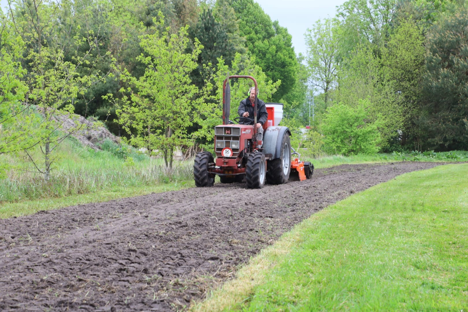 Loonbedrijf Koonstra groenstroken/bloemenstroken frezen en inzaaien