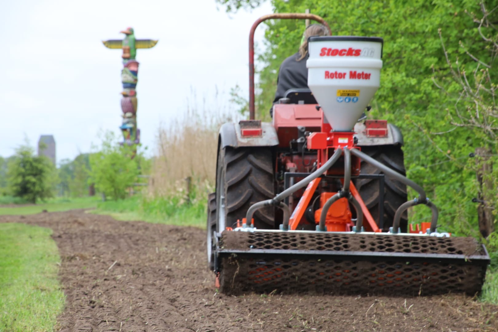 Loonbedrijf Koonstra groenstroken/bloemenstroken frezen en inzaaien