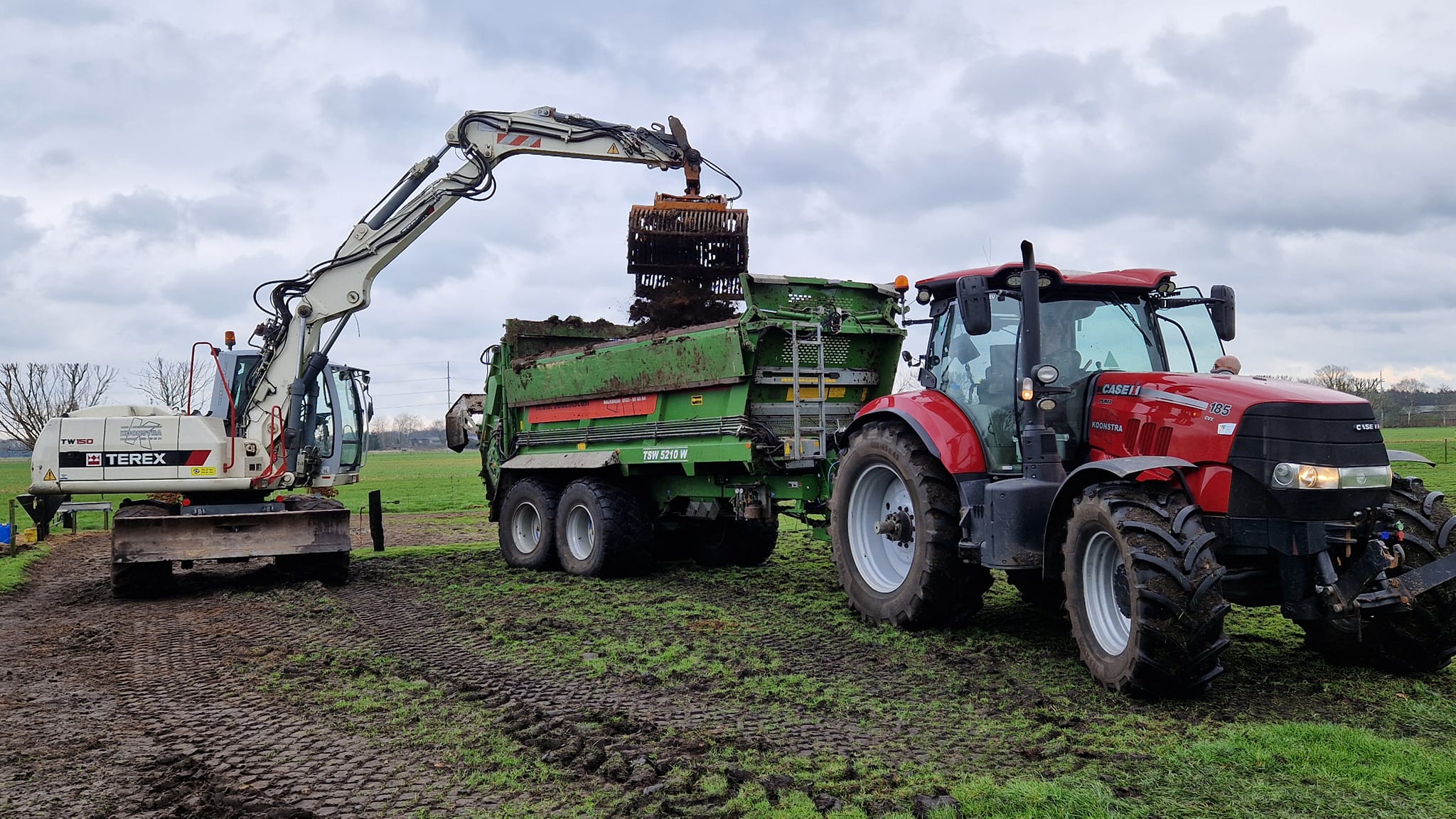 Meststrooien met de Bergmann meststrooier