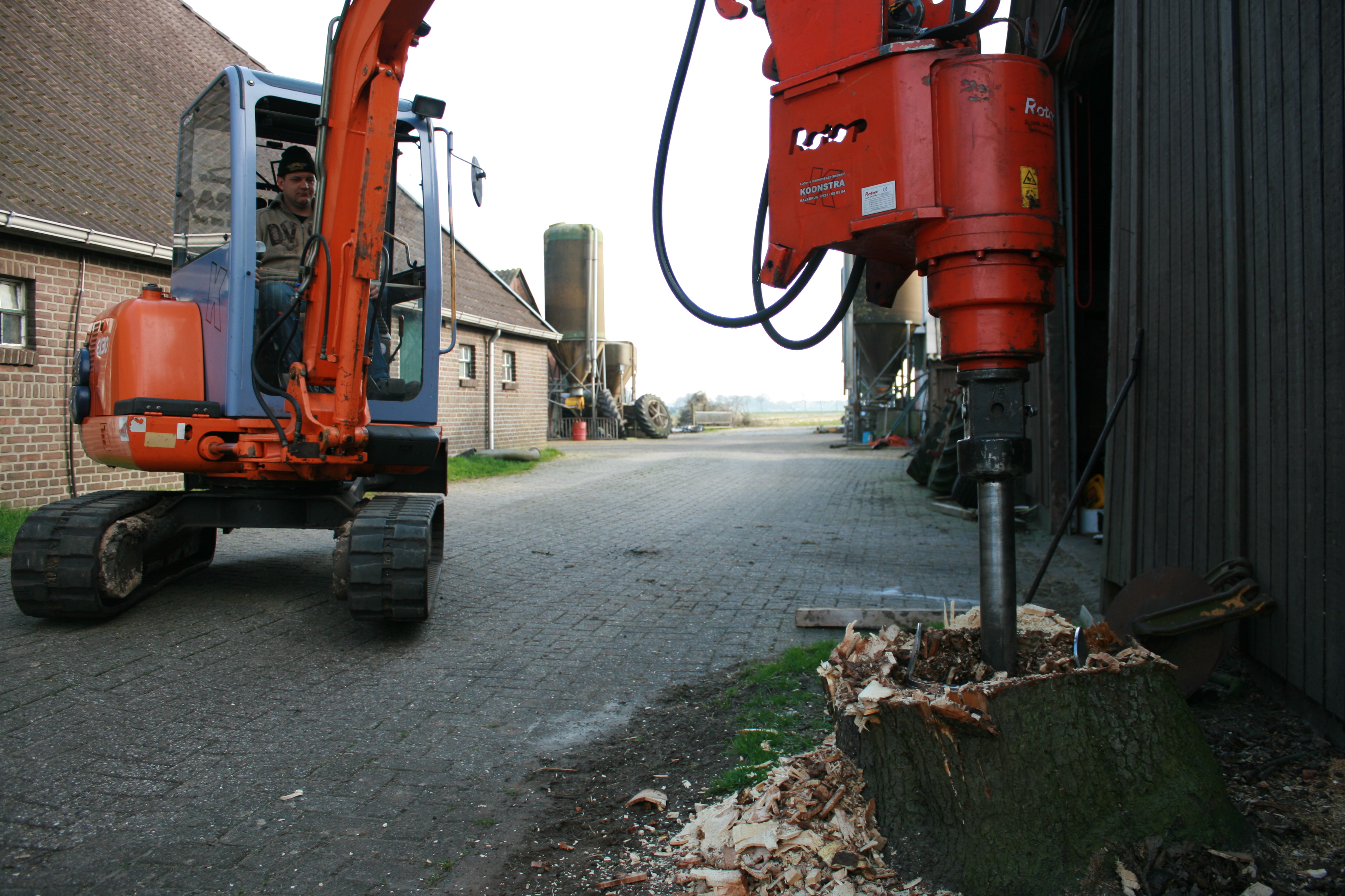 Koonstra, Stobbenboren: snel, veilig en zonder schade aan uw terrein Koonstra, Stobbenboren: snel, veilig en zonder schade aan uw terrein