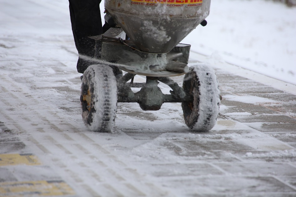 Gladheidsbestrijding bij Koonstra, zoutstrooien Gladheidsbestrijding bij Koonstra, zoutstrooien