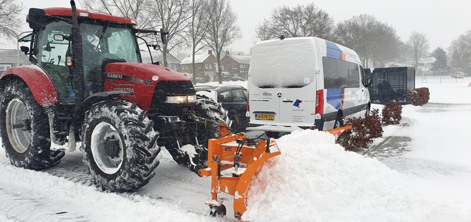 Gladheidsbestrijding bij Koonstra, sneeuwschuiven
