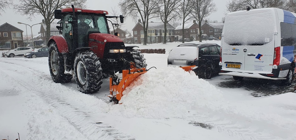 Gladheidsbestrijding bij Koonstra, sneeuwschuiven Gladheidsbestrijding bij Koonstra, sneeuwschuiven