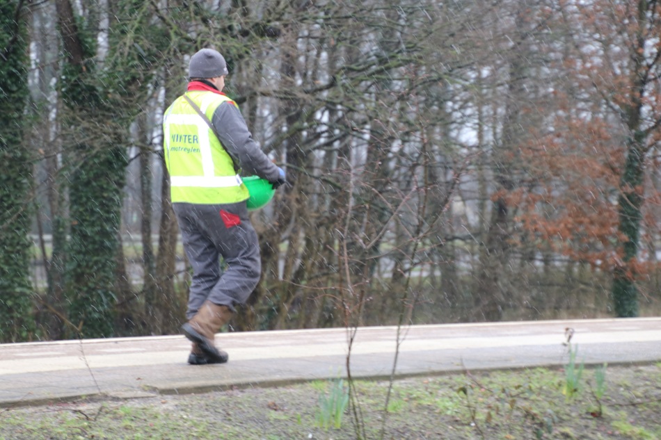 Gladheidsbestrijding bij Koonstra, zoutstrooien