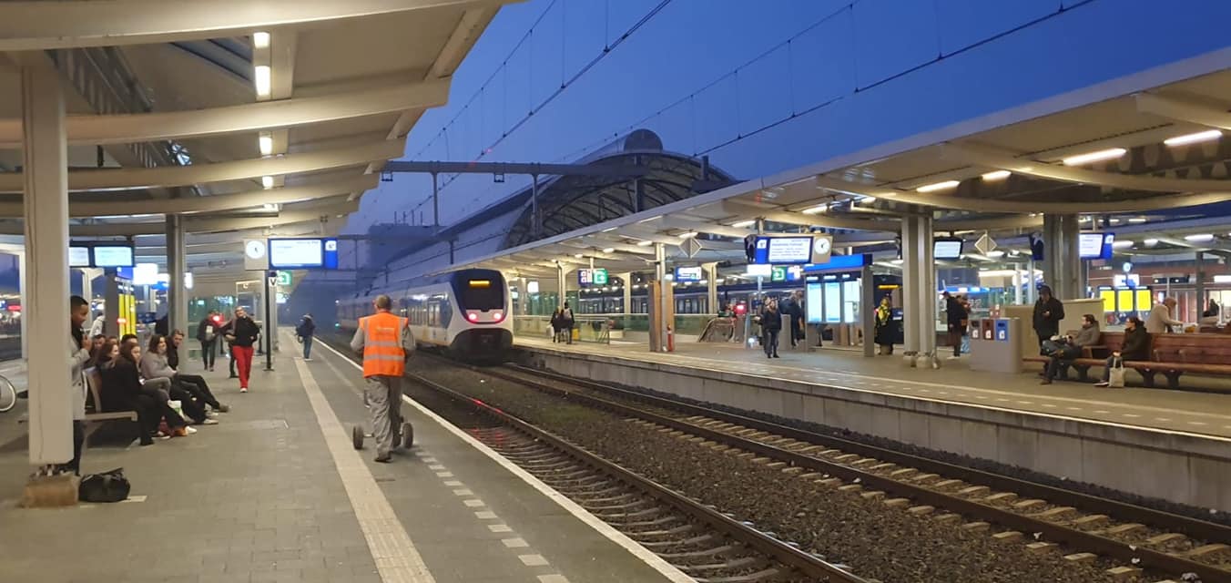 Preventieve gladheidsbestrijding op de perrons van de NS