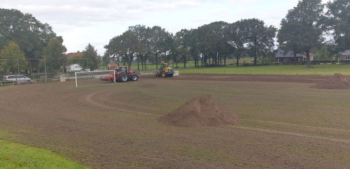 Inzaaien en egaliseren sportveld Witharen