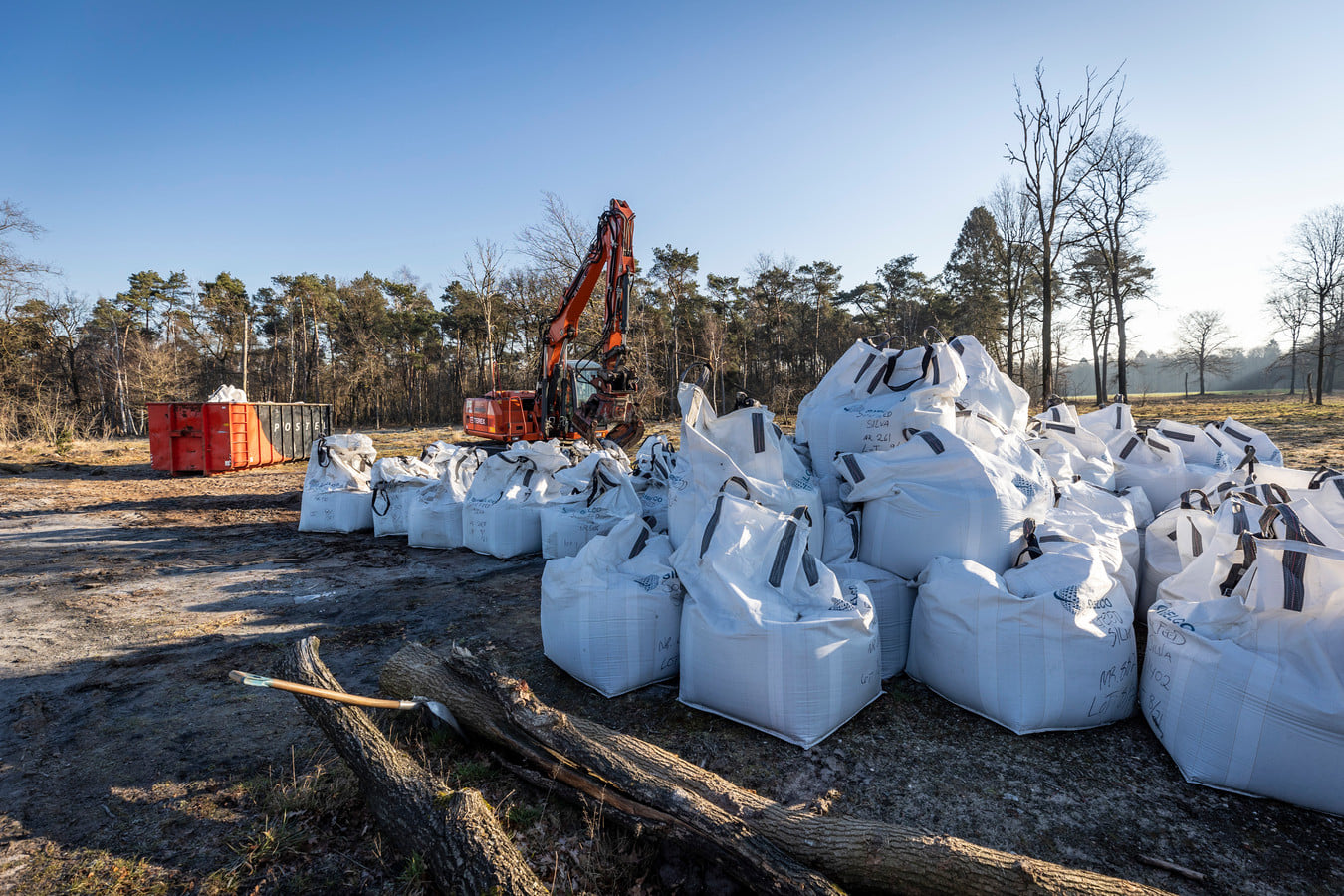 Steenmeel strooien op de heide