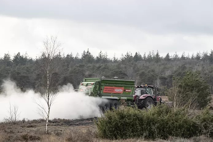 Heidegronden strooien met steenmeel