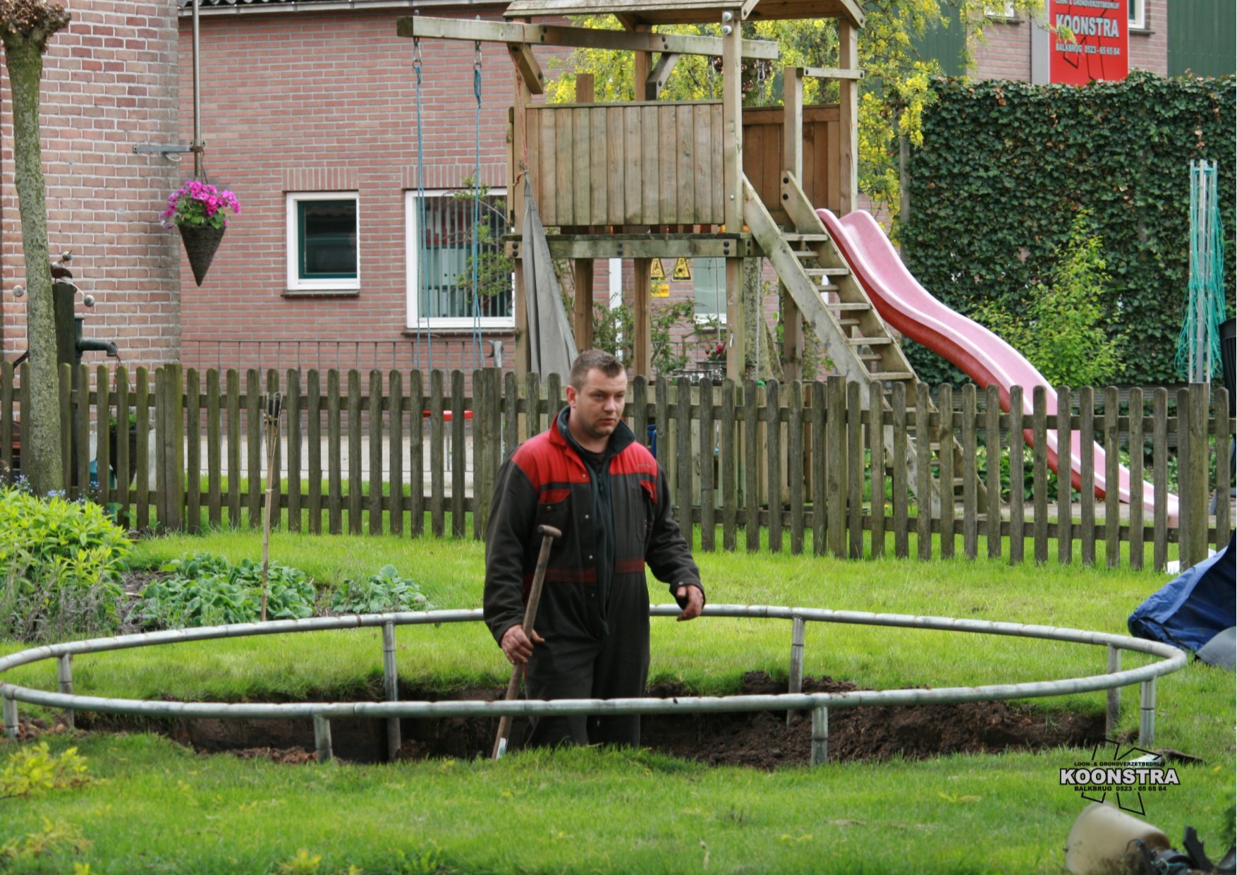 Grondwerk tuin trampoline ingraven 